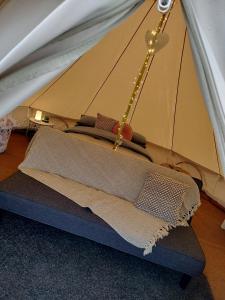 利马瓦迪Carrowmena Family Glamping Site & Activity Centre的客房内的帐篷配有床垫