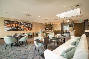 阿珀尔多伦彼尔德伯格酒店的餐厅设有桌椅和沙发。