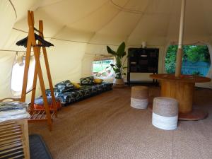 兰柯Oasi Degli Dei的一间带沙发和凳子的帐篷的房间