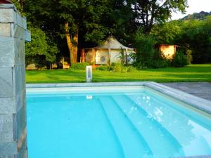 兰柯Oasi Degli Dei的一个带凉亭的庭院内的游泳池