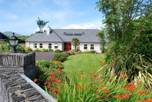凯尔西温Cúl Draíochta B&B的一座房子,前面有一个种着鲜花的花园