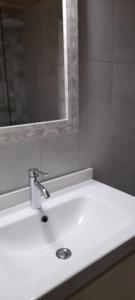 拉萨维纳Paradise, Porto Saler ET7104的浴室设有白色水槽和镜子