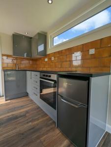 BadseyMyrtle的厨房配有不锈钢用具和窗户