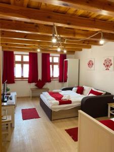 SZÍVES LAK的一间卧室配有大床和红色窗帘