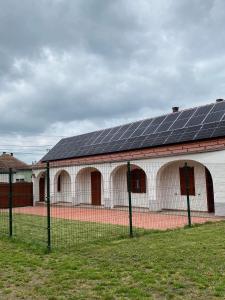 SZÍVES LAK的一座建筑的侧面设有太阳能电池板