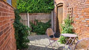 韦姆Narnia的一个带桌椅和砖墙的庭院