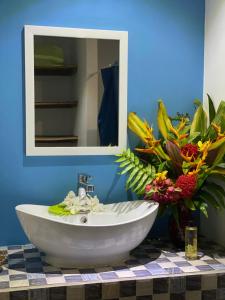波拉波拉Vaiotaha Lodge的浴室设有白色水槽和镜子