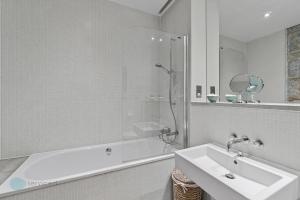 普里茅斯1 Bed Martello By Pureserviced的带浴缸、水槽和淋浴的浴室