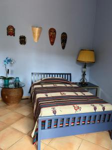 伊格莱西亚斯Villa Iris的一间卧室设有一张床和蓝色的墙壁