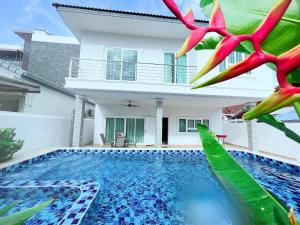 南芭堤雅Relax Pool Villa Near Walking Street,jacuzzi ,BBQ 5Bed 6Bath City house54的别墅前设有游泳池