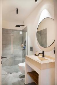阿拉恰特ARTOTEL的一间带水槽和镜子的浴室