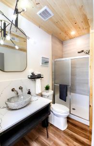 托伯莫里Stone Cove Waterfront Adults Only B&B的一间带水槽和卫生间的浴室