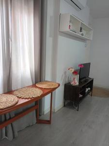 马德里卡拉班切卡斯蒂佐公寓的客房设有书桌和带两张床的桌子。