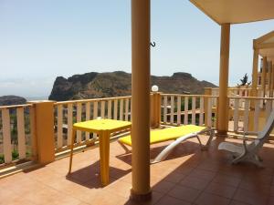 Rui VazQuinta Da Montanha的阳台配有黄色桌子和黄色椅子