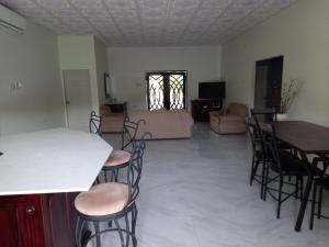 Buccookdk villa的客厅配有椅子、桌子和沙发