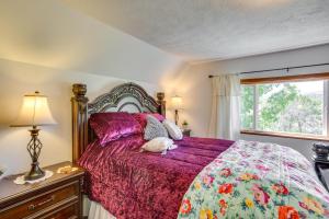 CedaredgeSunny Cedaredge Home with Mtn Views - Hike and Fish!的一间卧室配有一张带紫色棉被的床和窗户。
