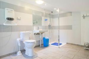 PaluelRando-Yourte的浴室配有卫生间、淋浴和盥洗盆。