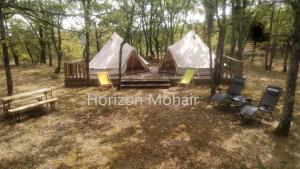 Saint-ProjetHorizon Mohair的两个帐篷,配有椅子和木板凳