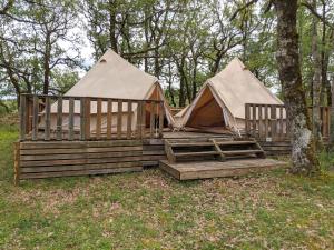 Saint-ProjetHorizon Mohair的田野上的帐篷和木甲板