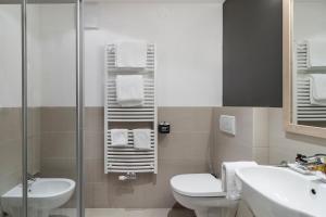 蒙圭尔福克里斯托夫酒店的浴室配有卫生间、盥洗盆和淋浴。