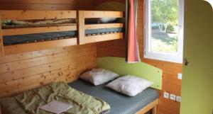 沃勒维克Camping Onlycamp Pierre & Sources的小木屋内一间卧室配有一张双层床