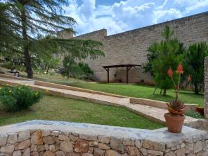 桑尼科拉Villetta Crumisi的一座带石墙和凉亭的花园