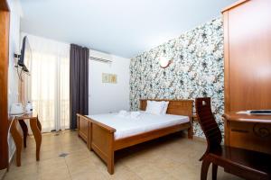 拉法洛维奇Tanja Apartments的一间卧室配有一张床和一张书桌