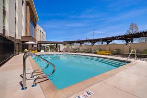 佩塔卢马Home2 Suites By Hilton Petaluma的一座大型游泳池,旁边是一座建筑,上面有金属扶手