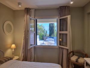 库克里亚EXQUISITE GOLF VILLA with Sea, 8Tee, Green Views, in Aphrodite Hills Golf Resort的一间卧室设有窗户,享有庭院的景色