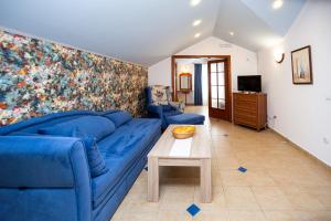 拉法洛维奇Tanja Apartments的客厅配有蓝色的沙发和桌子