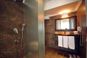 伊斯坦布尔老城尼亚套房酒店的带淋浴、镜子和毛巾的浴室