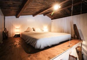 阿克拉内斯Rustic Farmhouse - Narfasel的木制客房内的一间卧室配有一张大床