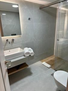 泰帕奇Rodanthi 4 Seasons Unique House的带淋浴、盥洗盆和卫生间的浴室