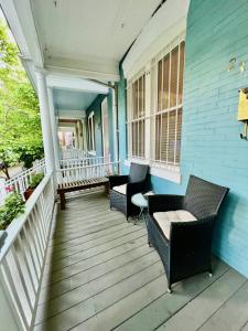 华盛顿3 Level 4 Bedroom Home w/ Parking in Adams Morgan的一个带椅子的门廊和蓝色的房子