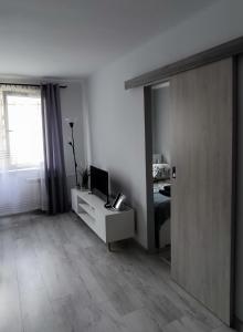 奥斯威辛Lovely place-apartament Oświęcim的白色的客房设有一张桌子和一台电脑