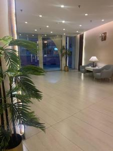 塔伊夫Fiori Hotels的大堂,在大楼内种植棕榈树