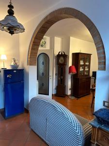 圣多尼诺Casa Maria (posto auto gratuito)的一个带时钟的客厅内的拱门