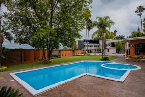 里奥韦尔德Hotel La Querencia的一座房子后院的游泳池