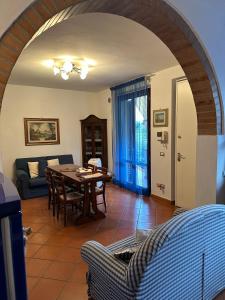 圣多尼诺Casa Maria (posto auto gratuito)的客厅配有桌子和沙发