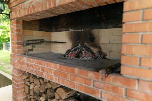 韦莱涅VILA HELENA的砖炉,炉火炉