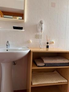 Albergo Monte RovereMonterovere的一间带水槽和白色水槽的浴室