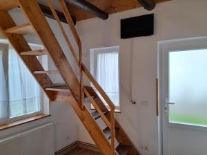 弗格拉什Ludo的木楼梯间,房间带两个窗户