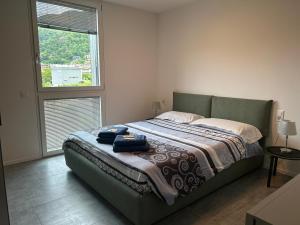 梅拉诺LabPark design apartment的一间卧室设有一张带窗户的绿色床