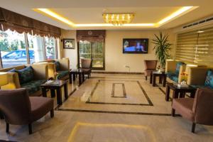 安曼LANCASTER HOTEL APARTMENTS DAHIET ALRASHEED的带沙发和电视的客厅