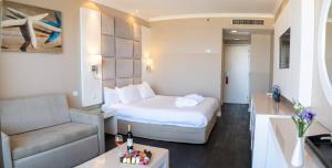 亚实基伦Tamara Ashkelon Hotel的酒店客房,配有床和沙发
