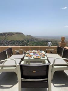 马尔丁Mardin Bey Konağı Hotel的美景阳台配有桌椅