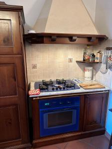 Casa Maria (posto auto gratuito)的厨房或小厨房