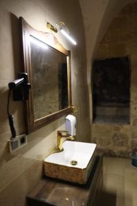 马尔丁Mardin Bey Konağı Hotel的浴室设有白色水槽和镜子