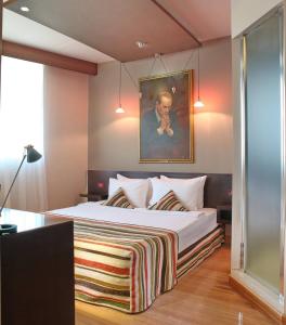 贝尔格莱德Design Hotel Mr President的一间卧室配有一张壁画床