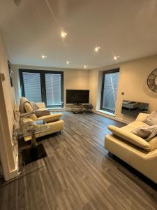 切姆Bond Street Luxury Apartment Central Chelmsford的大型客厅设有两张沙发和一台平面电视